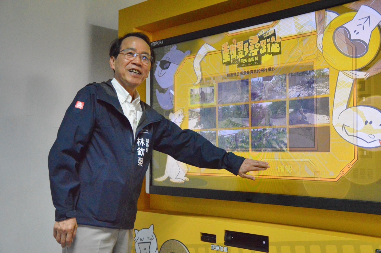 圖4 高雄市副市長林欽榮體驗「4K動影尋蹤」遊戲 圖4 高雄市副市長林欽榮體驗「4K動影尋蹤」遊戲